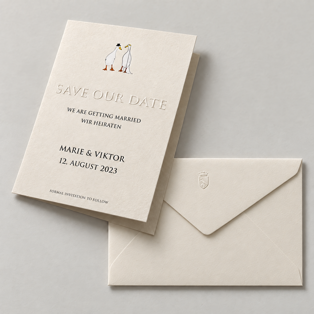 Save-the-Date-Karte mit feiner Blindprägung auf Papier