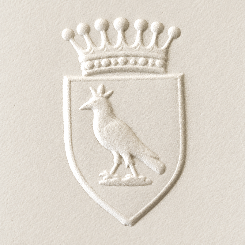Familienwappen als Blindprägung Familienwappen mit Krone und Vogel als Blindprägung auf Papier